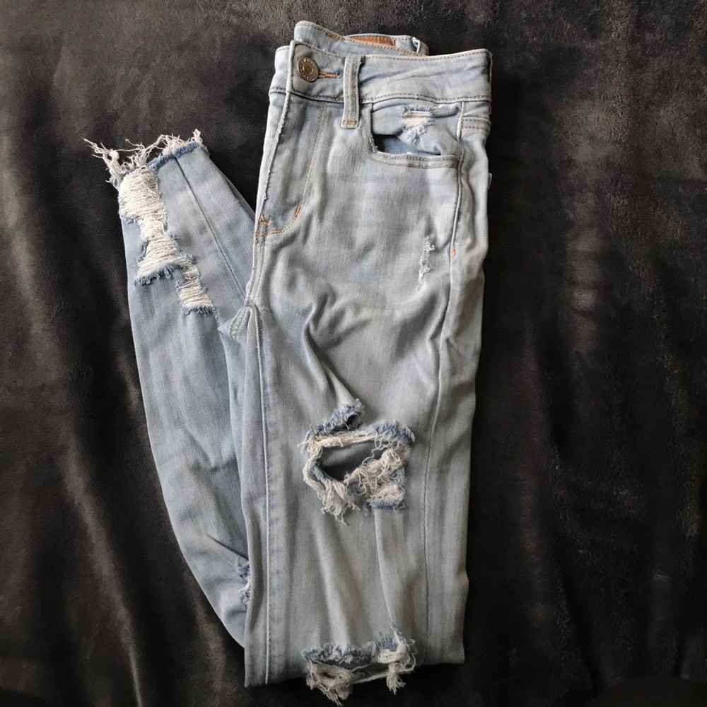 High rise light wash distressed jegging crop 🦋